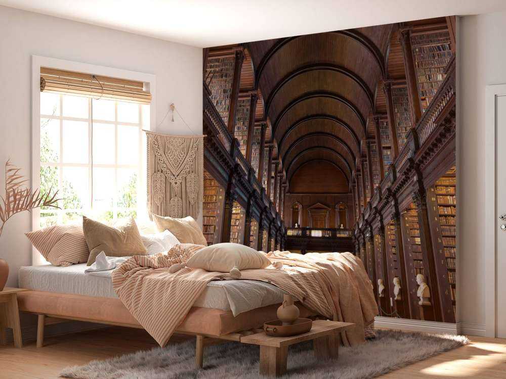 Salle de livres classiques avec des arcs