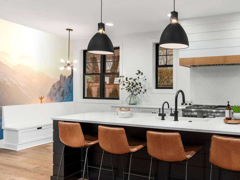 Lever de soleil au-dessus des sommets des montagnes.