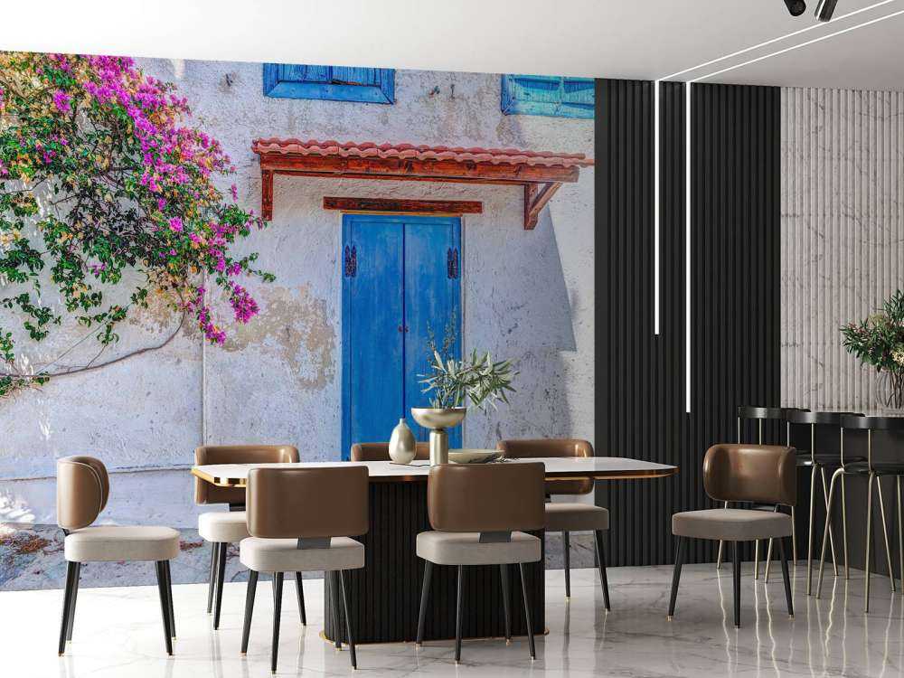 Porte bleue avec bougainvillier