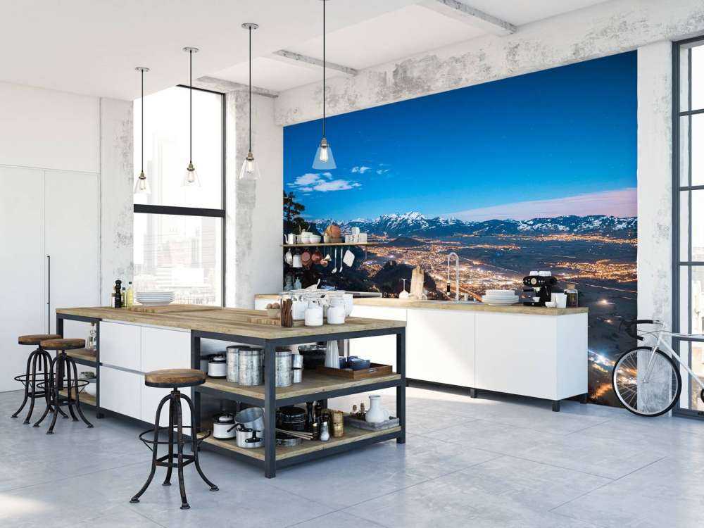 Vision nocturne sur la ville de la vallée alpine