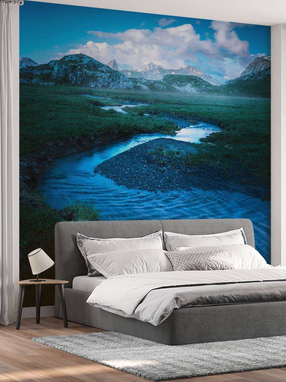 Ruisseau de montagne sous un ciel du soir bleu