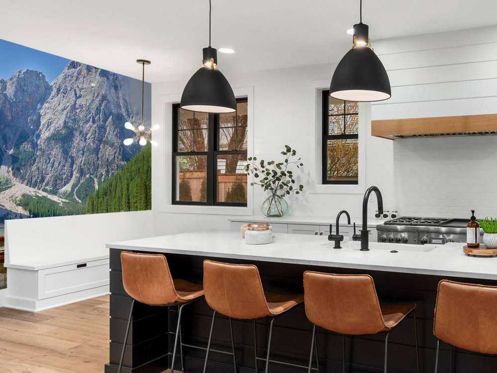 Bateaux en bois dans un lac de montagne