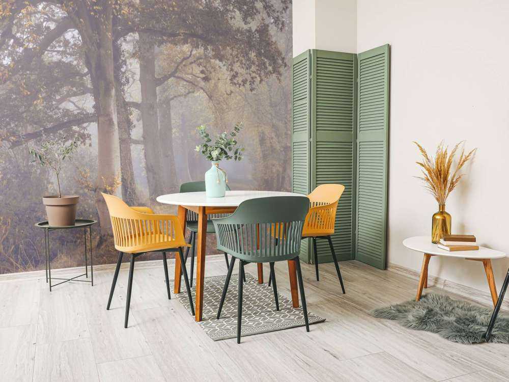 Route brumeuse avec des arbres