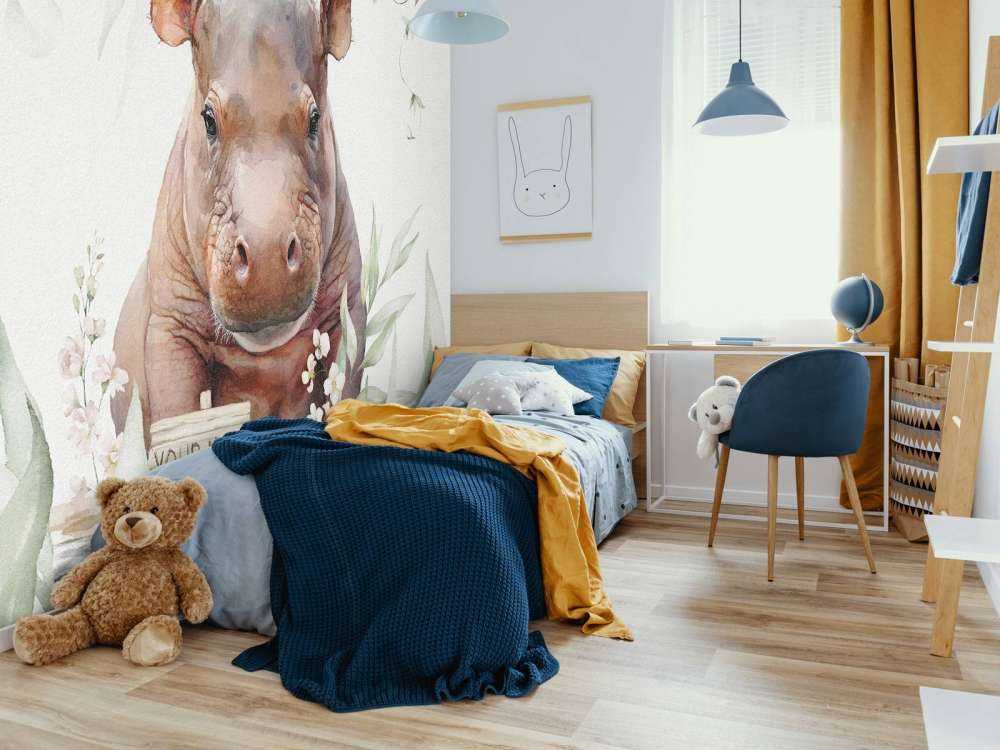 Bébé hippopotame dans les feuilles