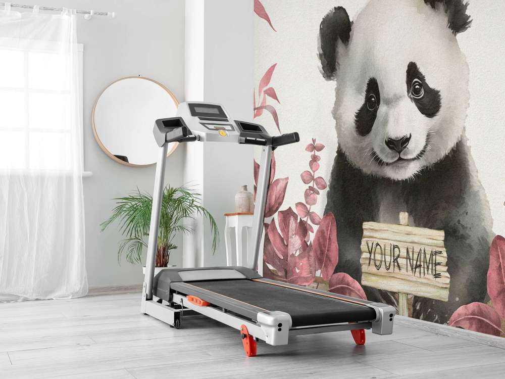 Bébé panda dans la jungle rose