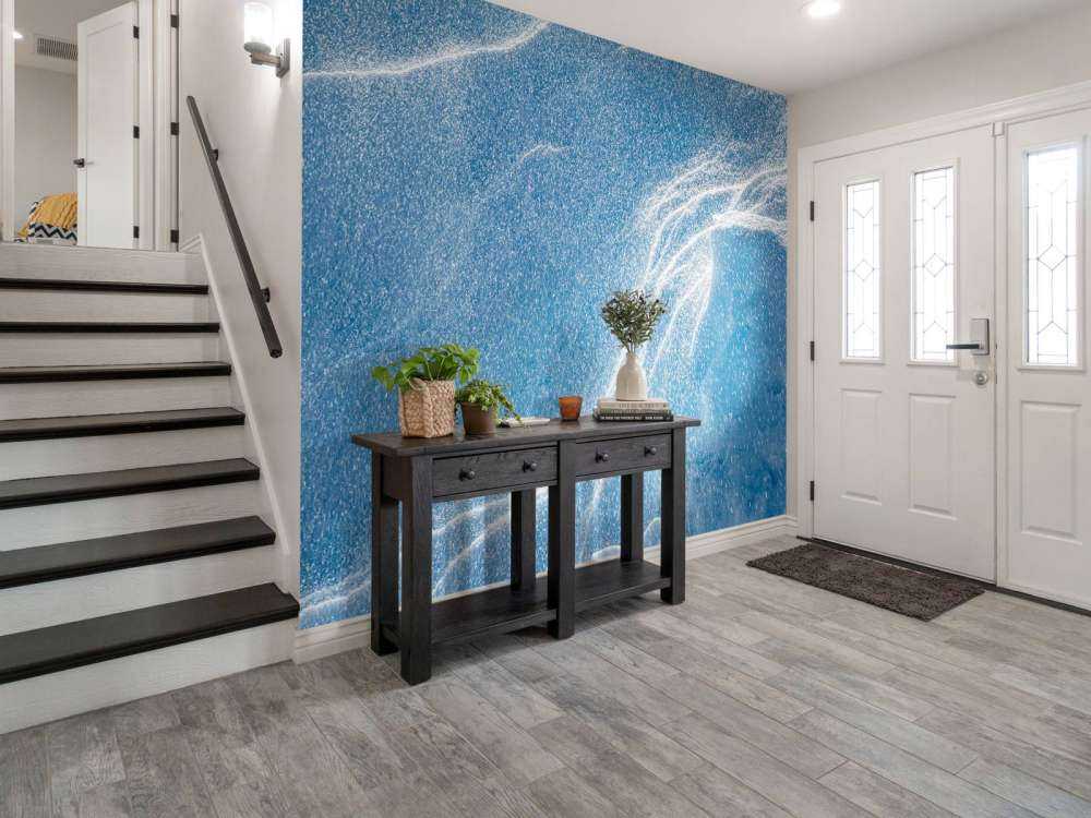 Tourbillonnant de neige sur un paysage bleu glacial