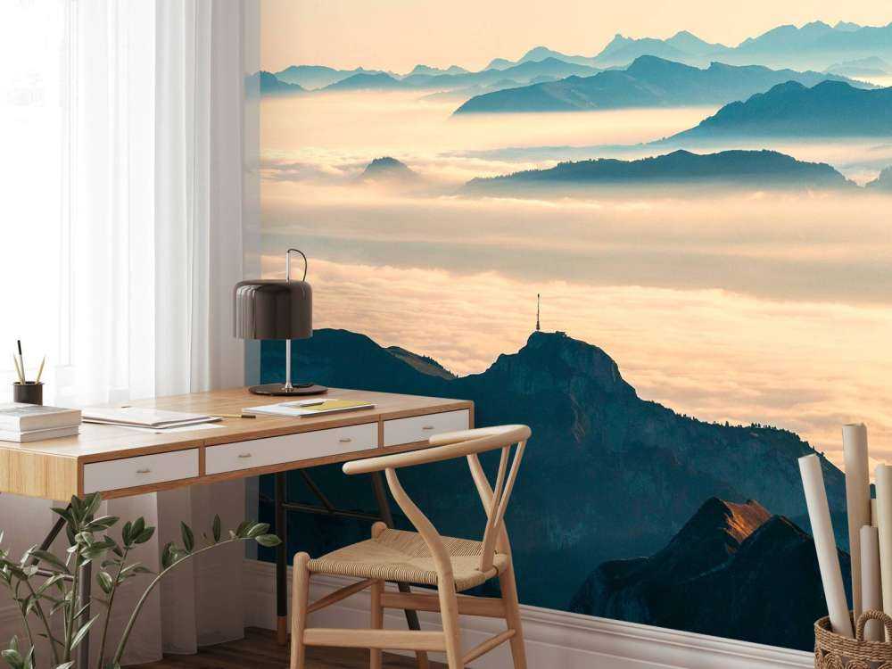 Couches de montagnes bleues dans la brume du matin