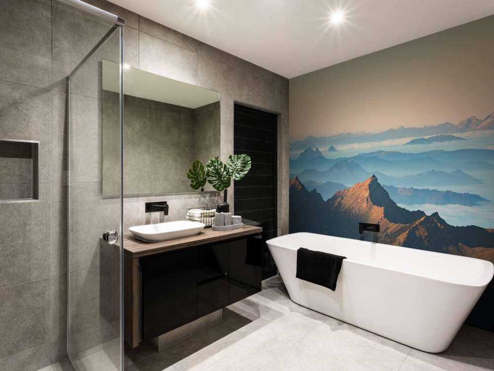 La montagne dans la brume du matin et la lumière du soleil