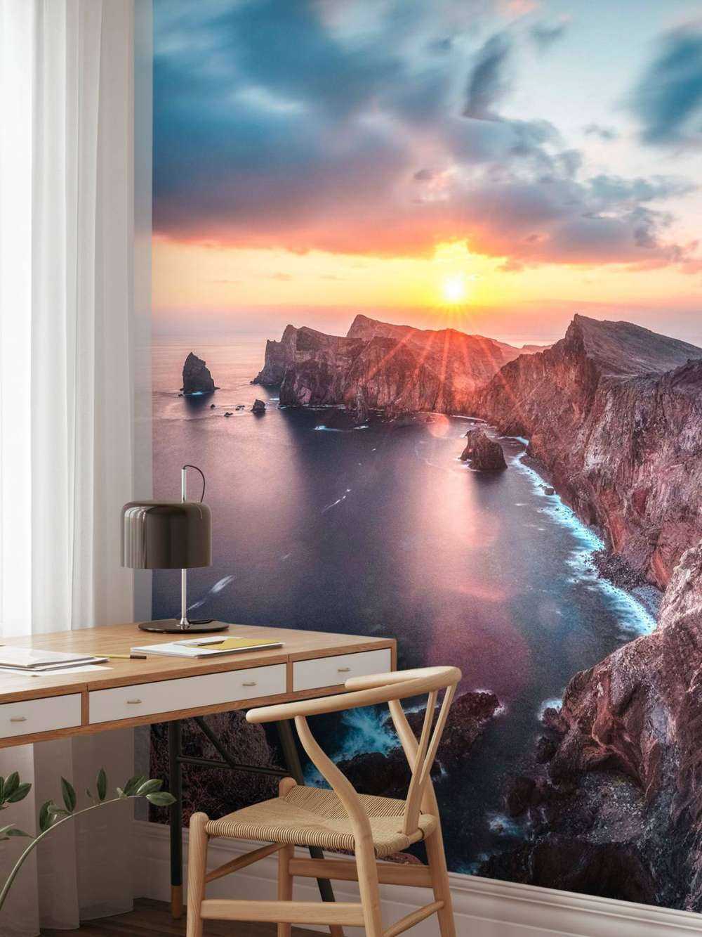 Coucher de soleil au-dessus de la côte rocheuse