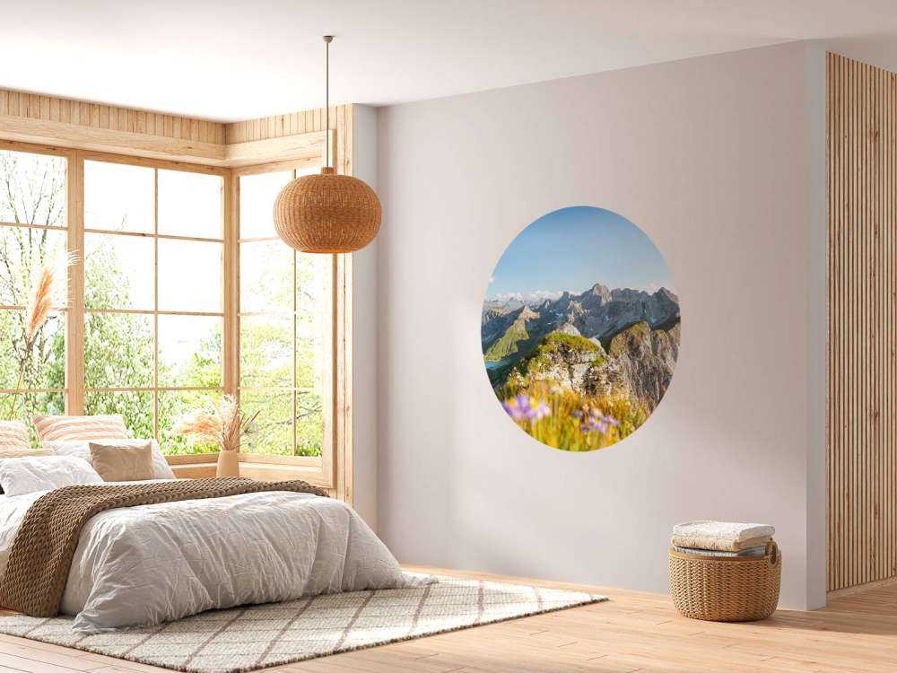 Sommets alpins estivaux avec des fleurs