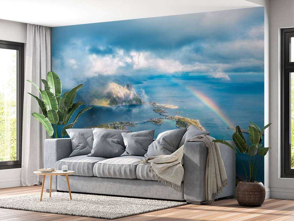 Lumière arc-en-ciel au-dessus de la côte des fjords