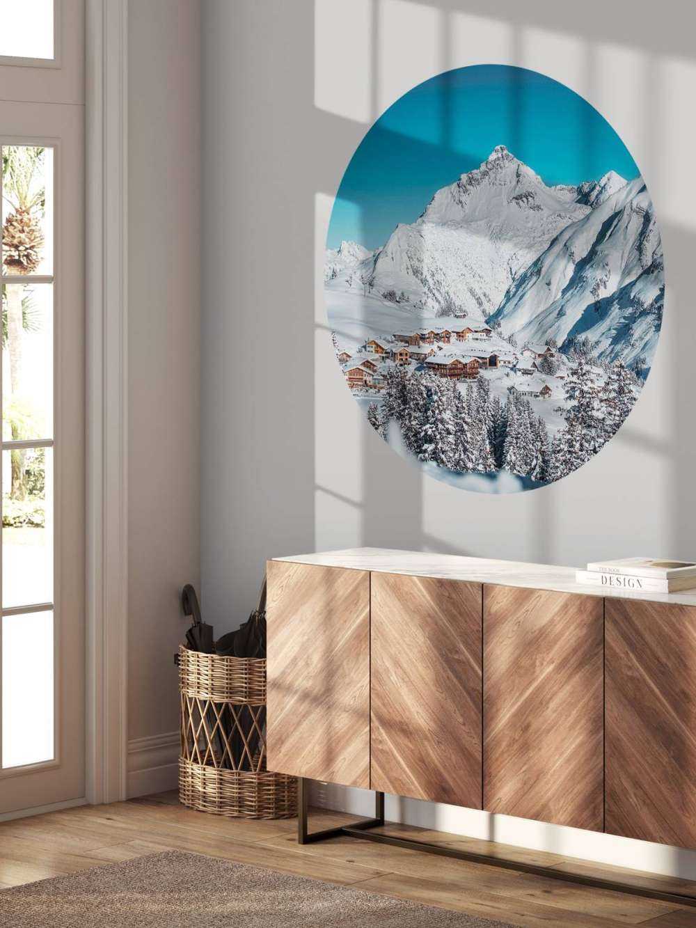 Refuges de montagne sous des sommets enneigés