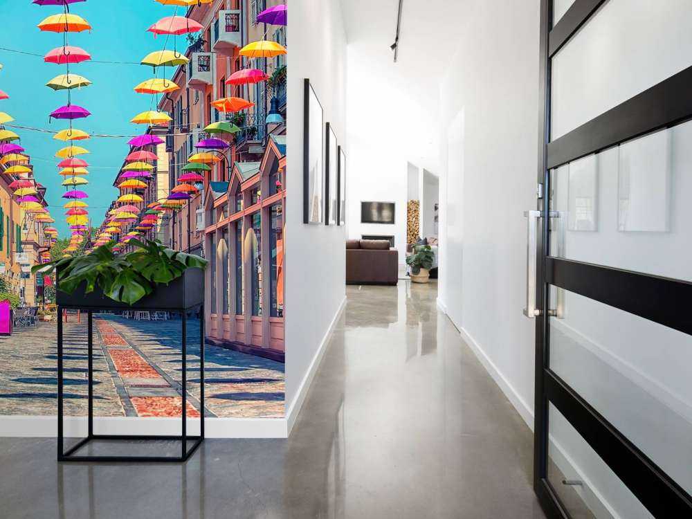 Des parasols joyeux au-dessus d'une rue ensoleillée.