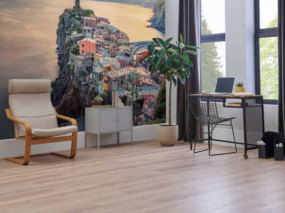 Coucher de soleil au-dessus des rochers côtiers colorés.