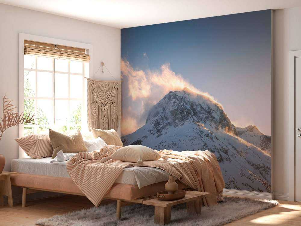 Sommet de montagne dans l'éclat du matin enflammé.