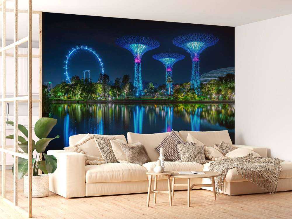 Arbres lumineux futuristes au bord de l'eau.