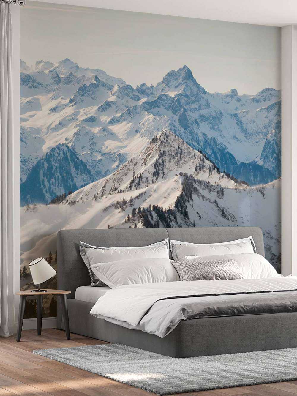 Winterkam avec des sommets alpins sous la lumière du soleil