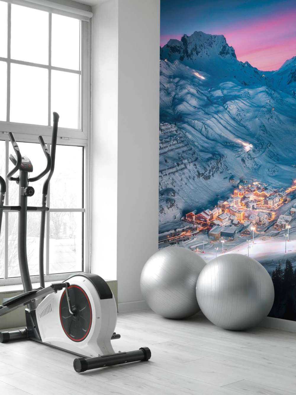 Village enneigé sous un ciel du soir violet