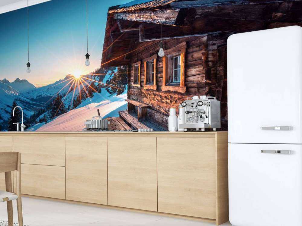 Ciel du matin près d'une cabane alpine en bois.