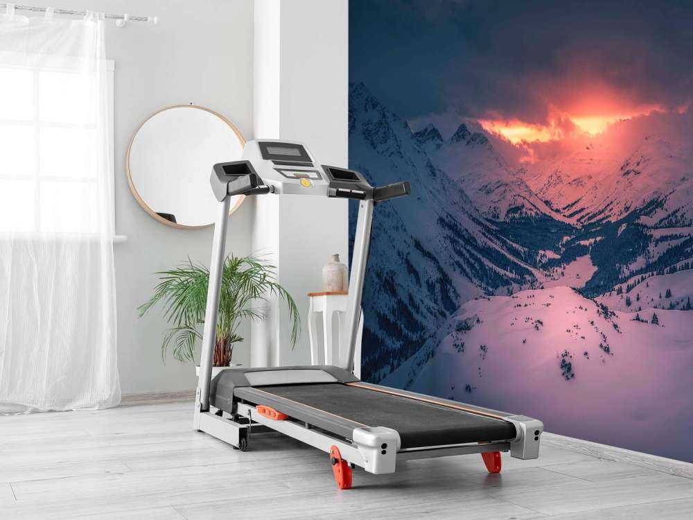 Crépuscule sur une vallée de montagne calme