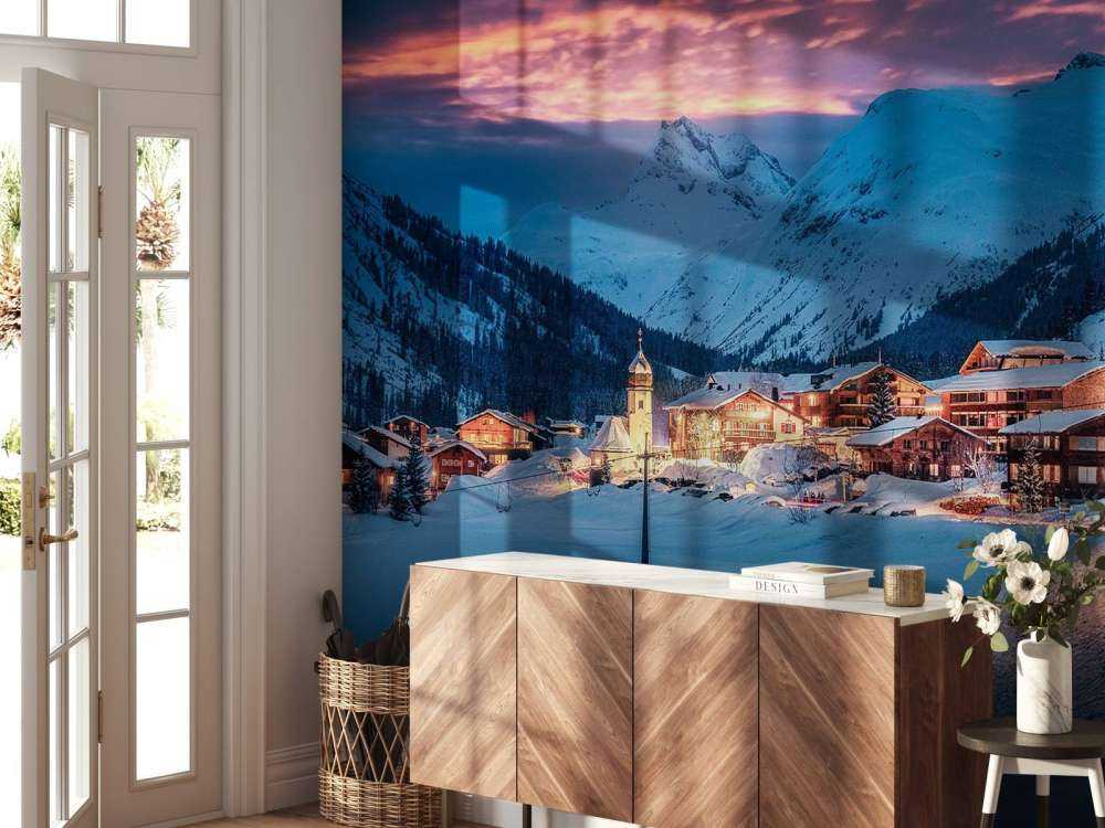 Lumière du soir sur un village de montagne enneigé