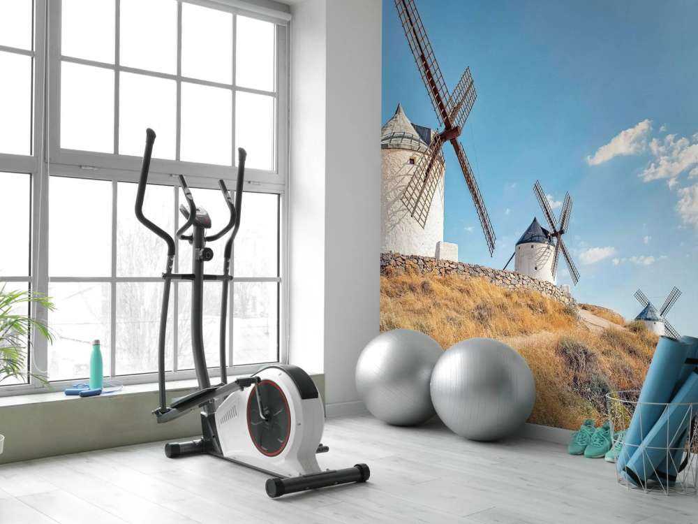 Colline d'été avec des moulins à vent blancs