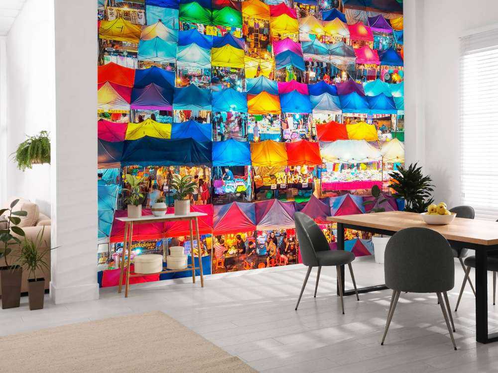 Capuchons colorés au marché nocturne