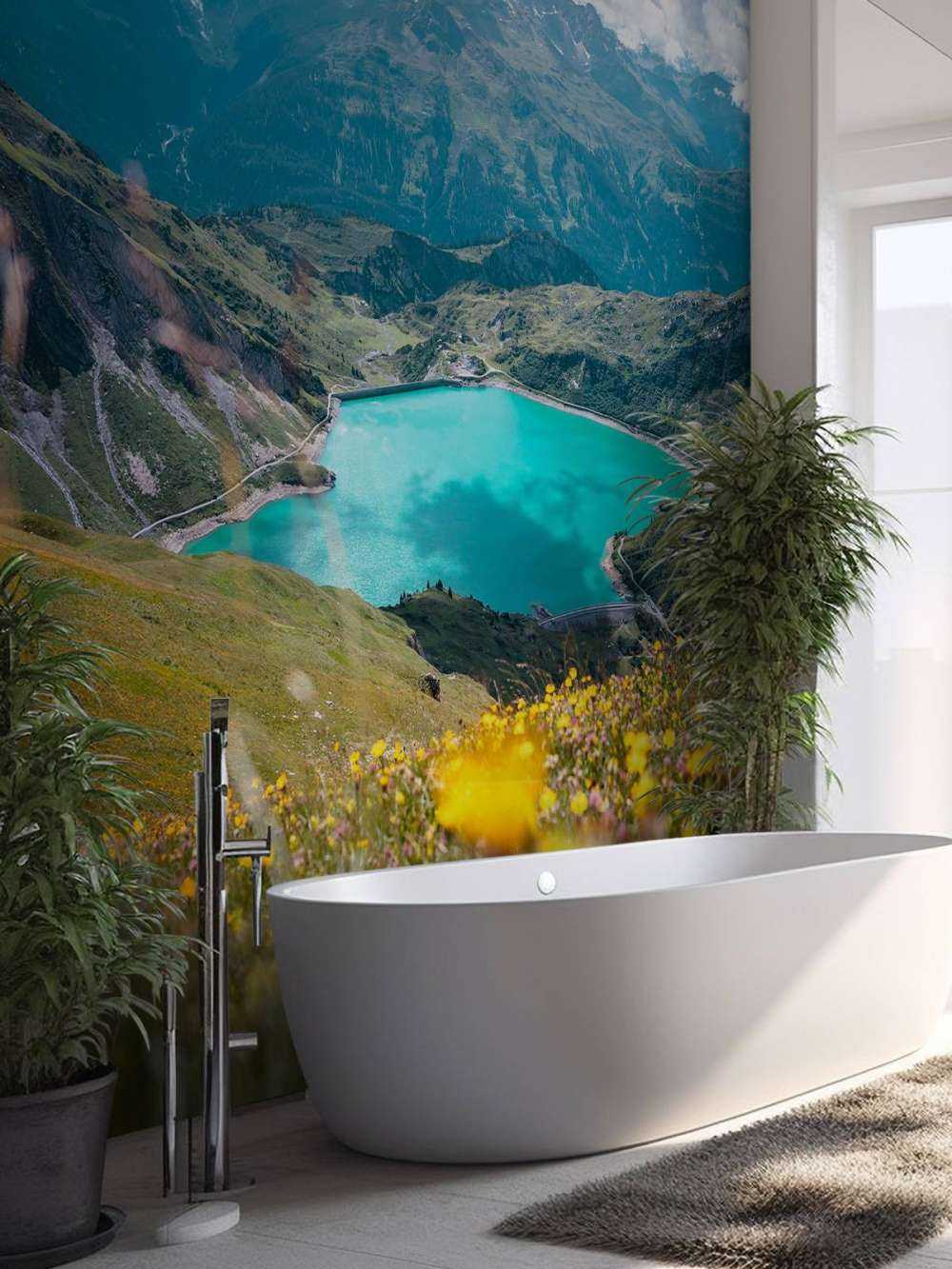 Champ de fleurs au bord d'un lac de montagne turquoise.