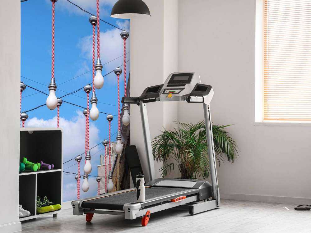 Ampoules lumineuses suspendues le long des bâtiments pour les décorations de Noël, Londres.