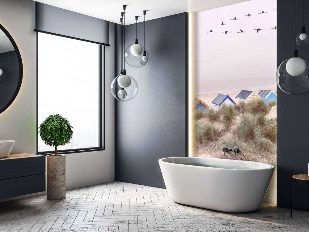 Les cabanes de plage sur le rivage sablonneux.