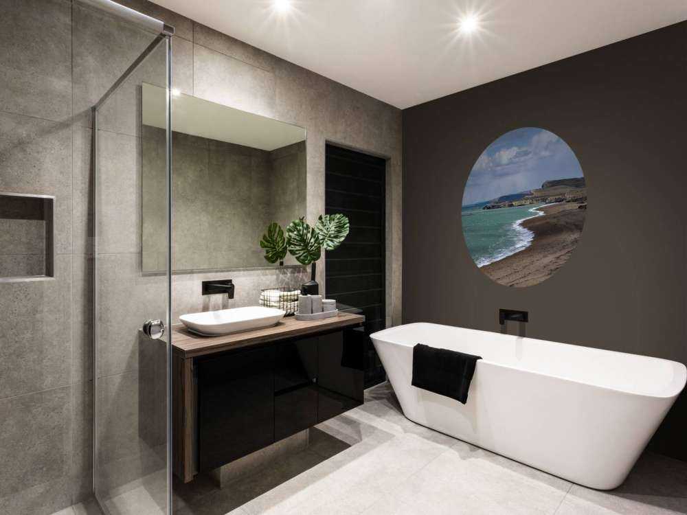 Côte escarpée avec mer turquoise.