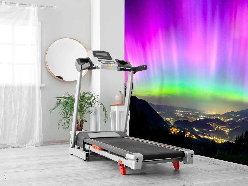 Aurore boréale au-dessus de la ville de montagne illuminée