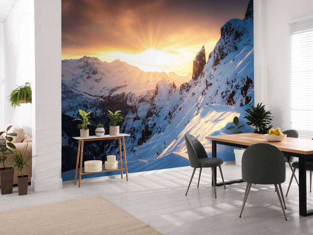 Soleil du soir derrière les sommets enneigés