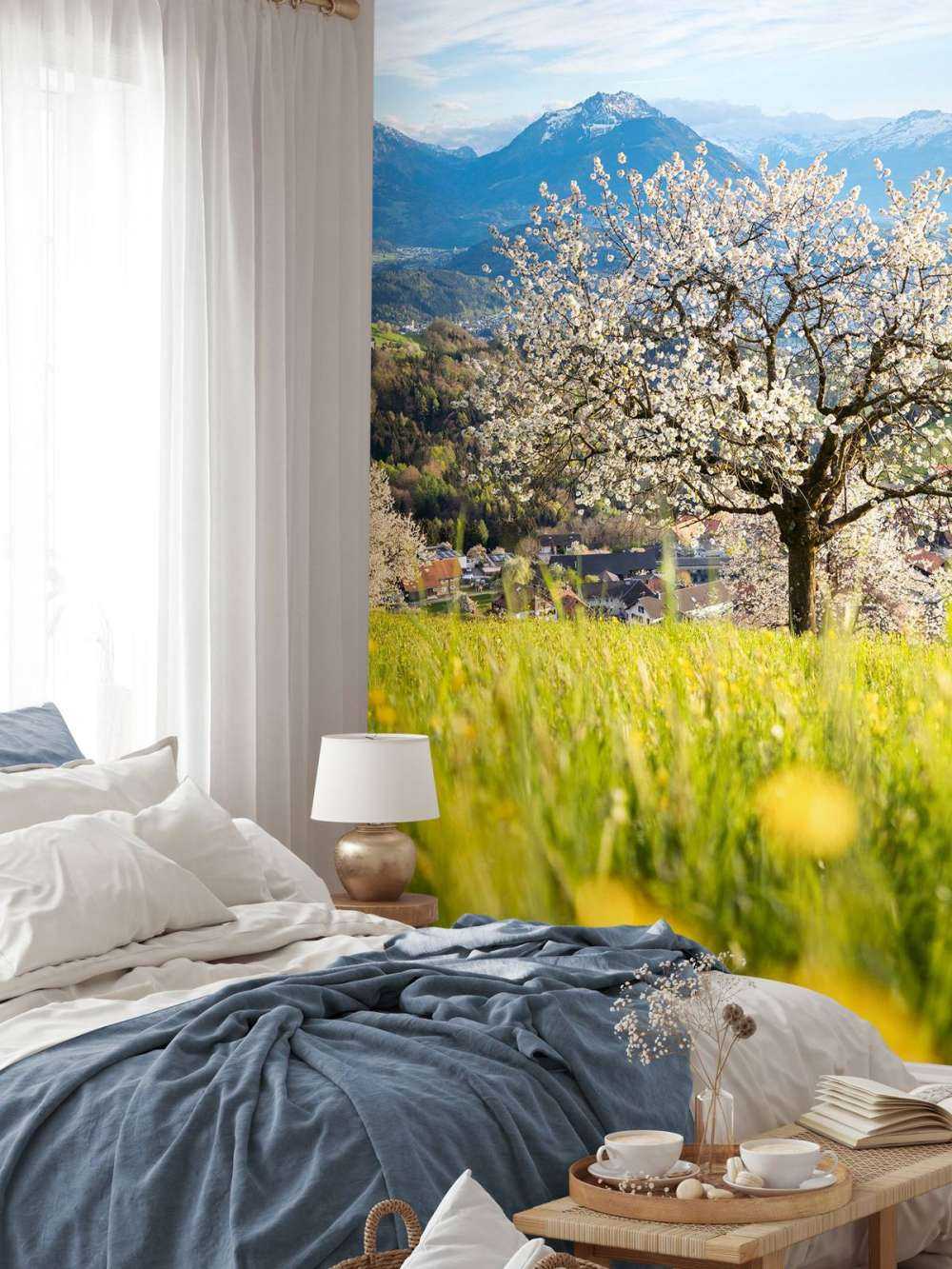 Cerisier en fleurs dans une prairie alpine