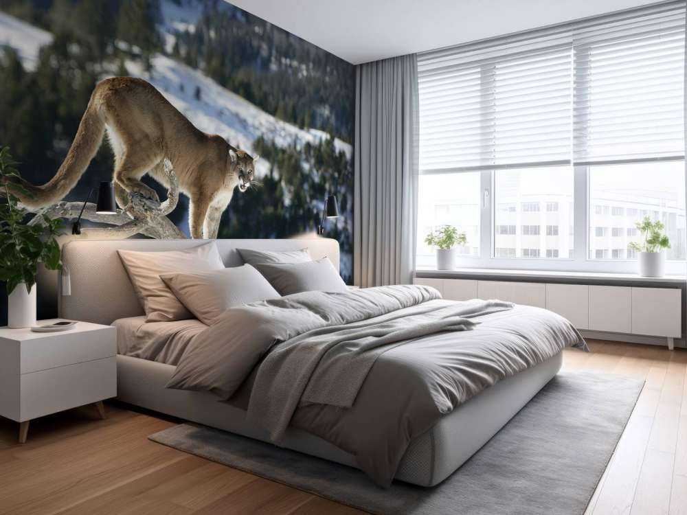 Lion de montagne sur un arbre mort