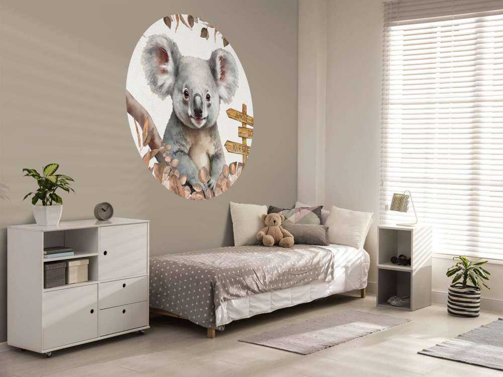 Bébé koala dans la jungle taupe