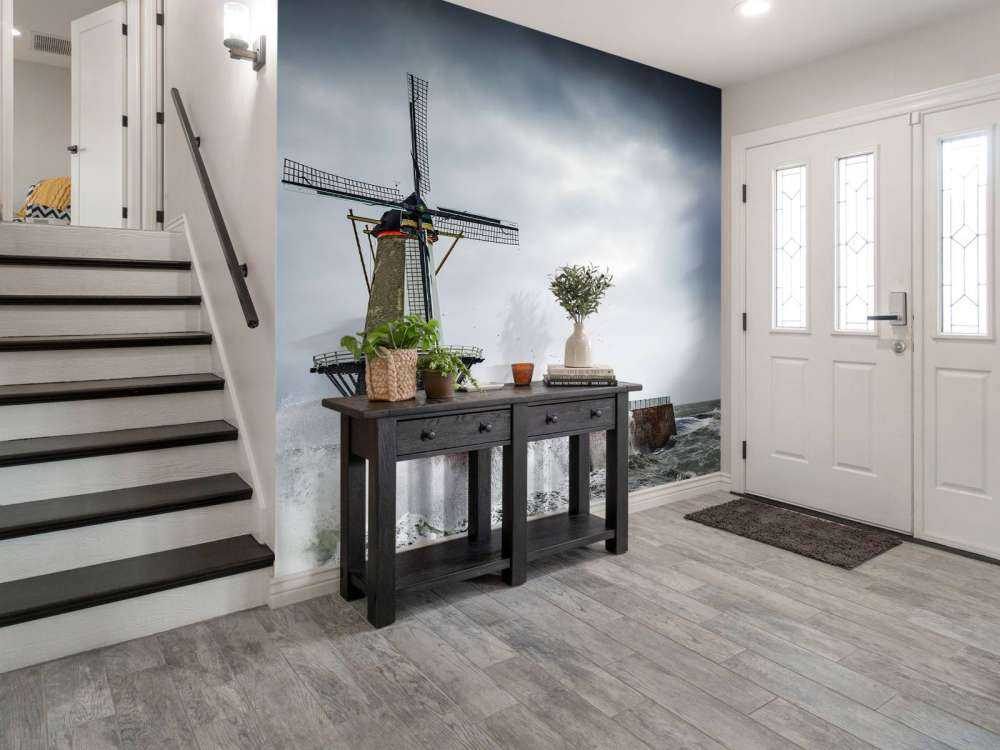 Moulin avec des vagues de tempête