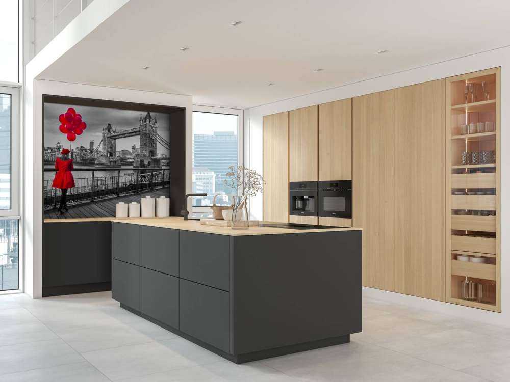 Femme sur le pont de la Tour