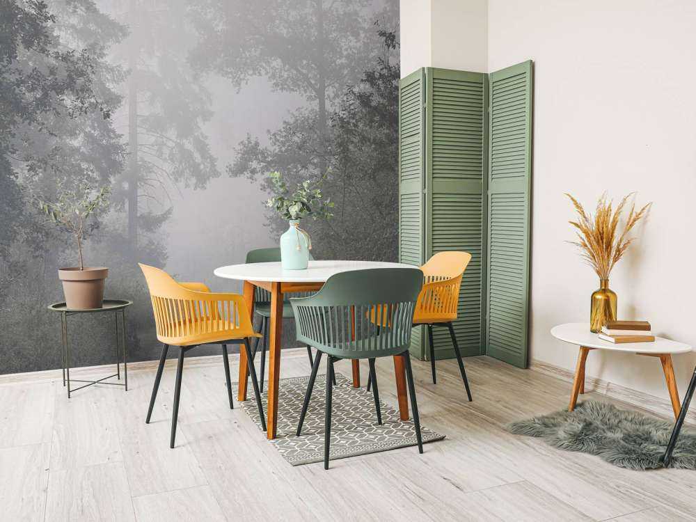 Route à travers la forêt brumeuse