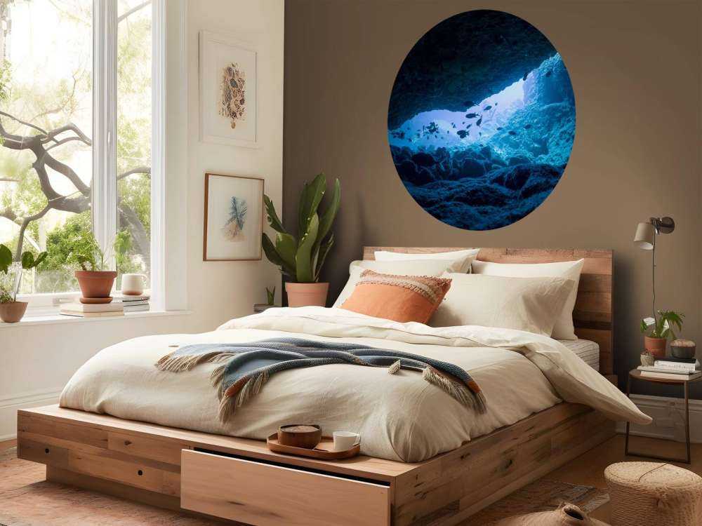 Grotte étroite avec des poissons