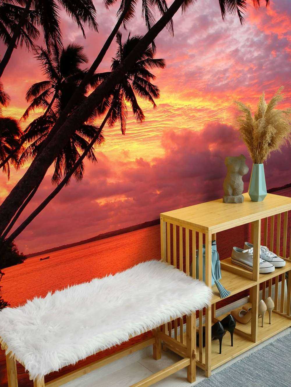 Palmiers au-dessus d'un océan rouge