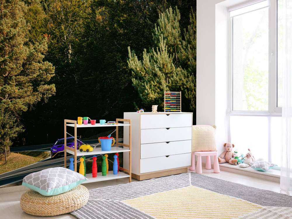 Lamborghini Huracán violette dans un paysage forestier