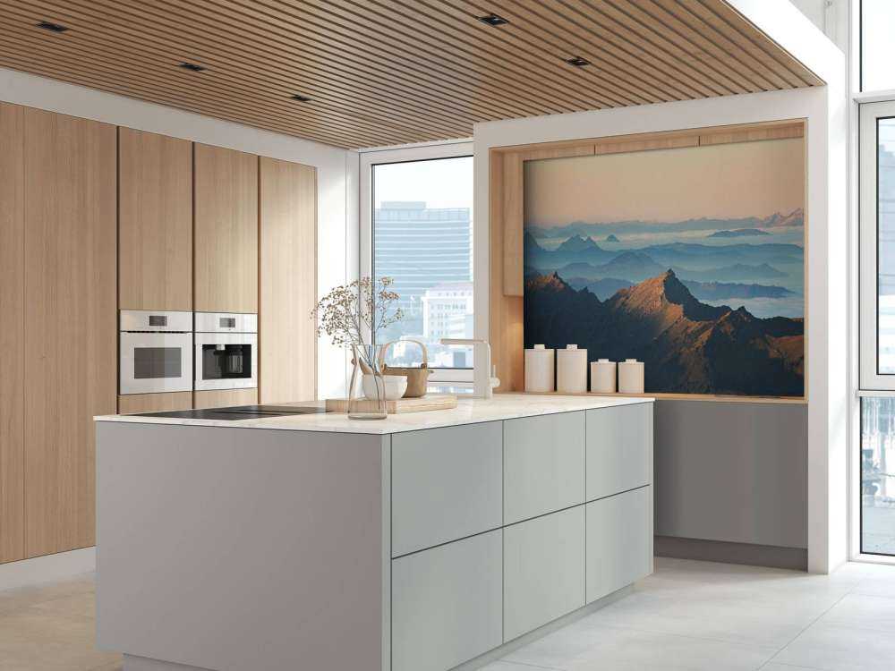 La montagne dans la brume du matin et la lumière du soleil