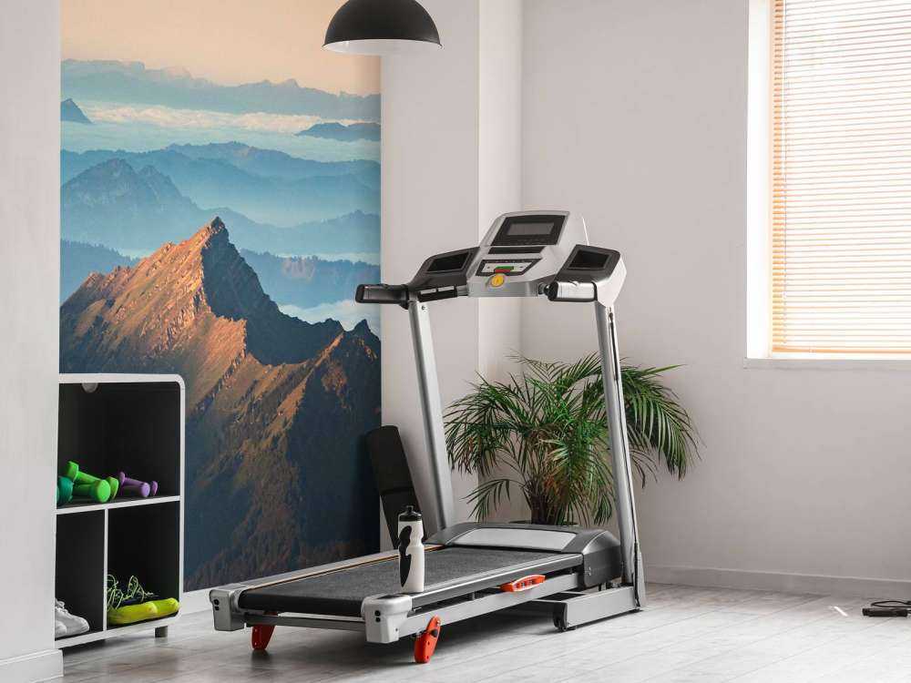 La montagne dans la brume du matin et la lumière du soleil