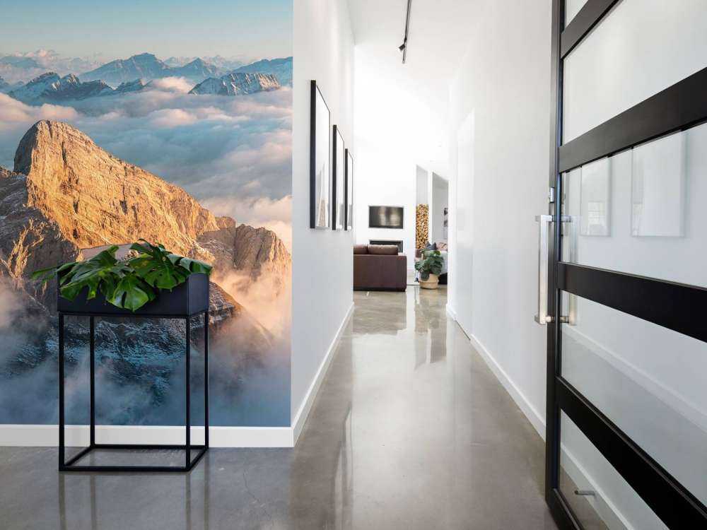 Sommet enneigé dans la lueur du matin