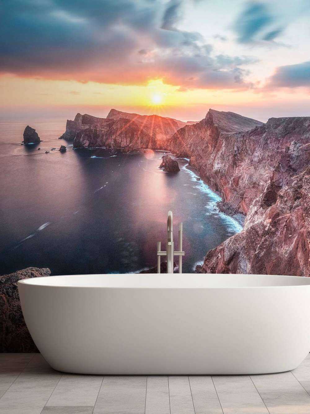 Coucher de soleil au-dessus de la côte rocheuse