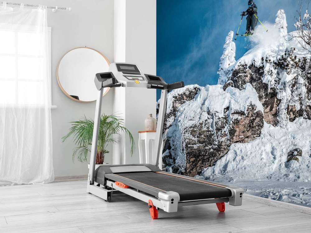 Freestyle skieur dans un monde montagneux enneigé.