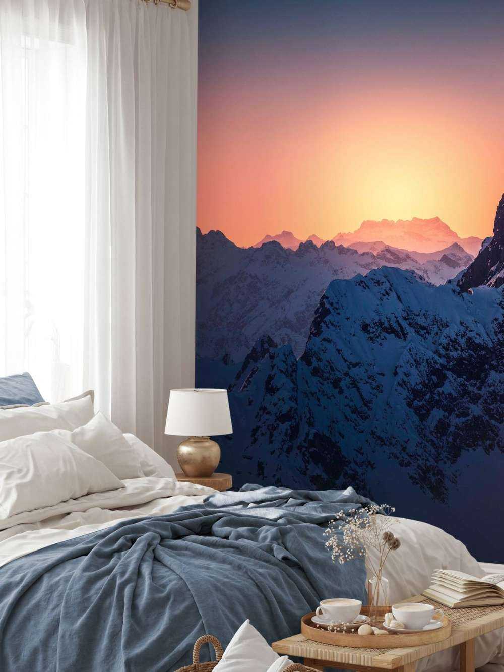 Sommet enneigé au lever du soleil ardent