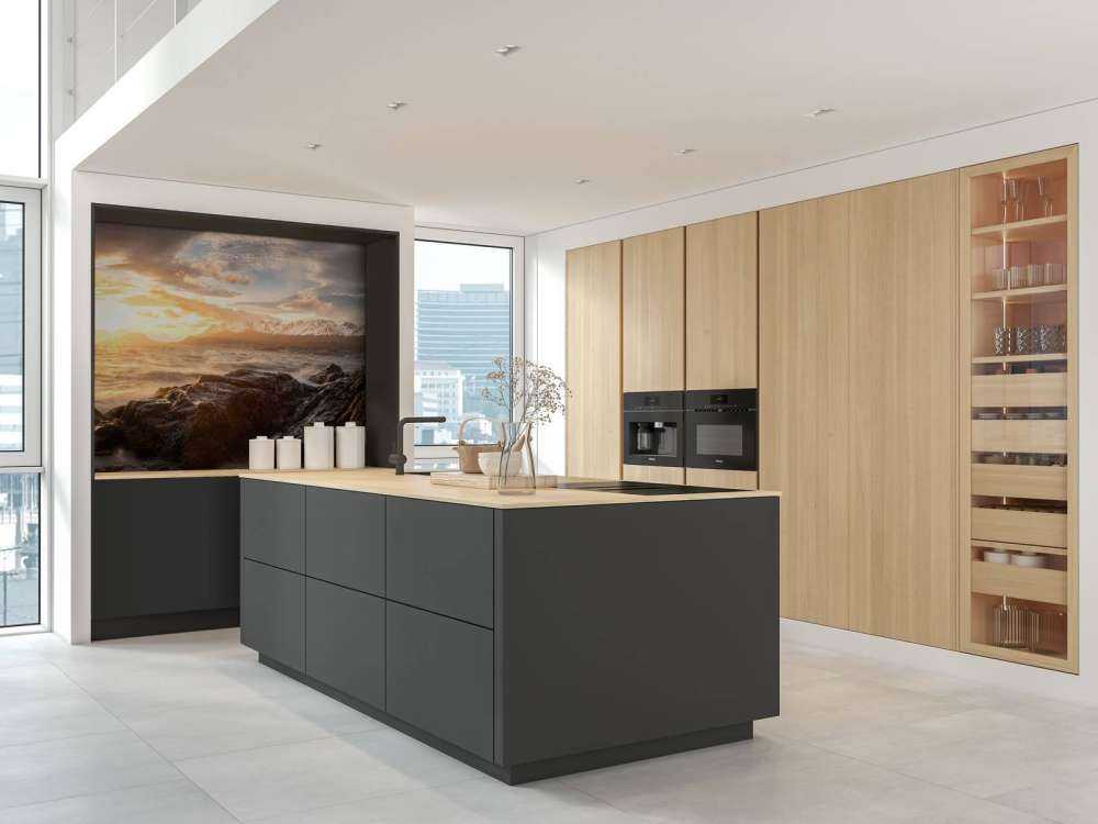 Coucher de soleil doré sur la côte montagneuse