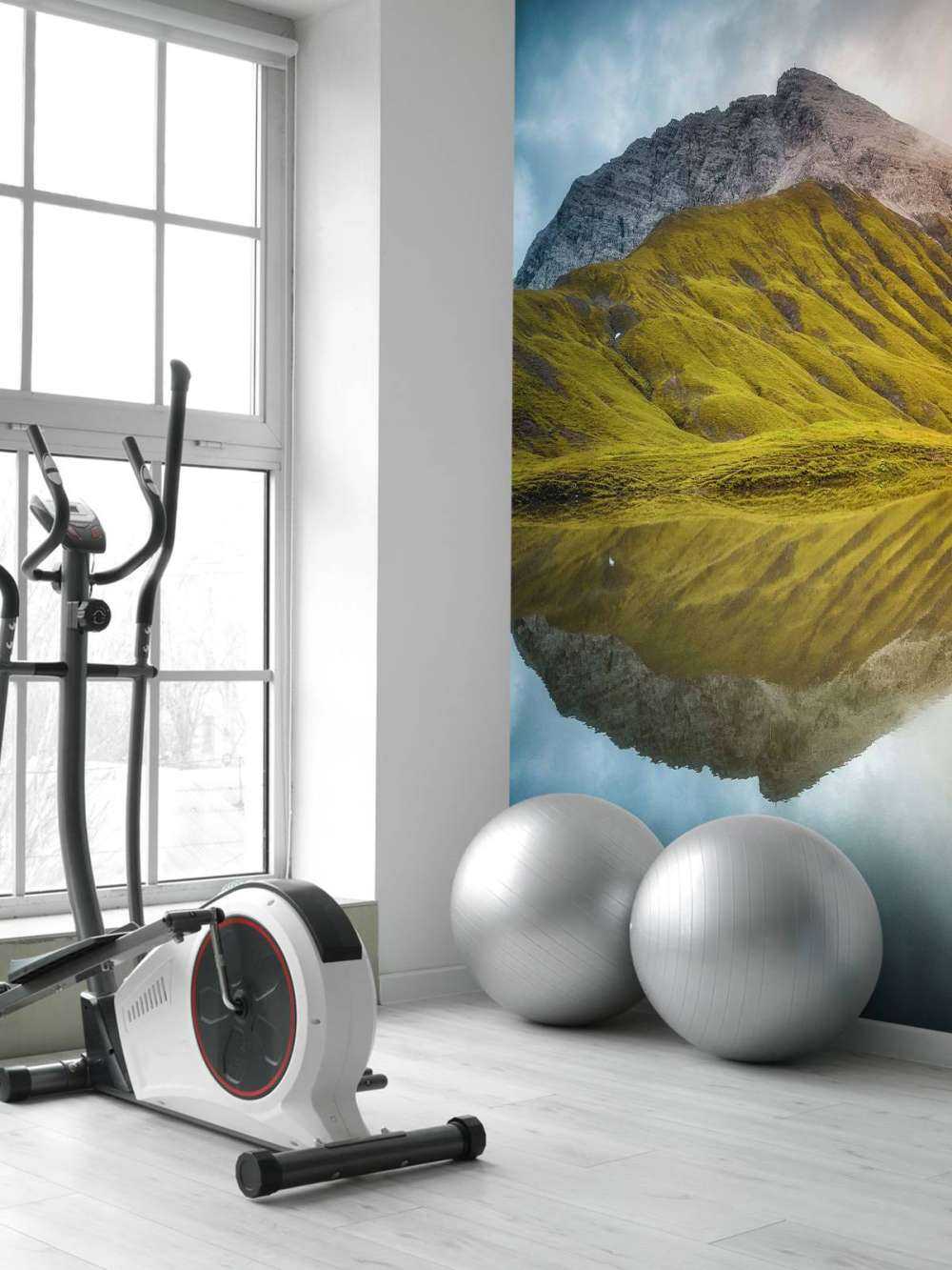 Sommet de la montagne reflété dans la lumière du matin.